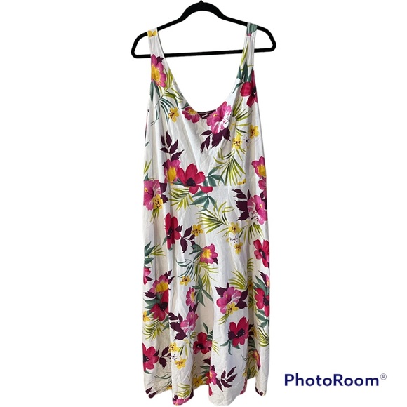 Dresses & Skirts - This a beautiful floral dress in size 3X